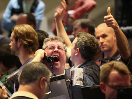 8000字长文,26分钟,全面透视指数基金巨头:先锋领航 约翰·博格(John Bogle)作为“指数基金之父”,通过先锋集团(Vanguard)彻底革新了现代资管行业:他于1976年推出全球首只面向个人投资者的标普500指数基金,以“低成本、分散化、长期持有”的被动投资理念颠覆了传统主动管理模式,主张“买下整个市场”以规避个股风险;其创立的先锋集团采用“基金持有人共同拥有”的独特股权结构,将公司利润全部返还投资者,使平均费率大幅下降,并通过直销模式与规模效应形成“降费→扩容→再降费”的良性循环,截至2025年管理规模超8万亿美元。博格的投资哲学源于对基金行业过度收费的批判,其本科论文即揭示主动管理基金跑输指数的规律。被惠灵顿公司解雇后,他将指数基金从机构专属工具转变为面向大众的产品。其思想被沃伦·巴菲特评价为“为美国投资者贡献最大的人”,验证了“简单与纪律胜过复杂博弈”的长期主义真理。#2025掘金计划