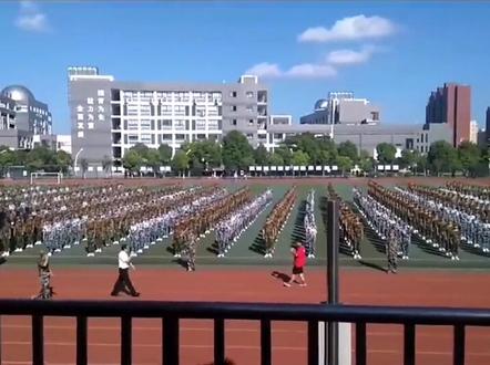 安徽芜湖市一中军训。