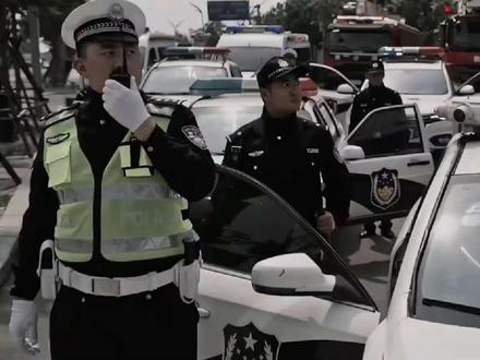 太震撼了。两辆挂车托住飞机直接逼停。#百吨王
#震撼场面