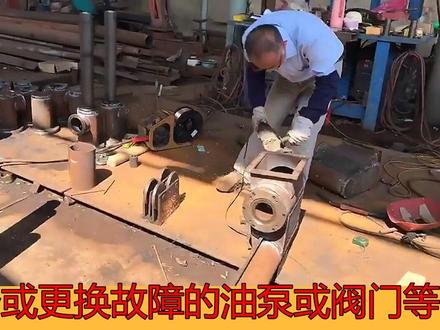 油缸下降时出现抖动可能是由于以下几个原因导致的:1.液压系统中的油液污染,导致油缸内部的密封件损坏或卡阻,造成油液流动不畅,从而引起抖动;2.液压系统中的油液温度过高,导致油液的黏度降低,流动性增强,从而引起抖动;3.油缸内部的活塞杆或活塞密封件磨损严重,导致油液泄漏,减少了油缸的稳定性,引起抖动;4.液压系统中的油泵或阀门故障,导致油液流量不稳定,从而引起抖动。解决方法包括定期更换油液、清洗液压系统、修复或更换损坏的密封件、控制好油液温度、检修或更换故障的油泵或阀门等。#油缸生产厂家 。#油缸制造 。#油缸价格 。#油缸选型 。#油缸 。#油缸哪里有 。#油缸供应商 。#油缸厂家 。#油缸哪家好 。#油缸设计 。