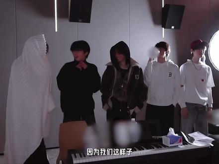 爱是尊重 是珍视
爱是有分寸的不敢冒然靠近
爱是最珍贵的东西
爱是“挨近一点”
爱是允许你成为例外走进我的世界