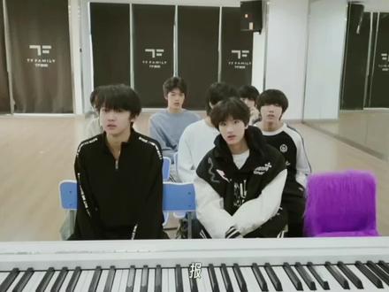 四代🎀二班的镜头cut,
2026年新音荣耀纪录片.
-----以下为个人感受-----
个人感受:镜头不多所以卡出来方便观看。
纪录片进度条5分钟左右有个全员坐在一起的镜头,刚开始划进度条的时候,我以为四代合体了,赶紧把进度条划回去,结果是五代。
现在五代出来了,然而四代二班却越来越看不见了,之后呢?
不知道为什么看5代演绎之前四代演绎过的曲目的时候,莫名怀念...(没有说谁不好意思,仅是感慨)
TF家族2026年新音镜头cut,四代二班。
#官俊臣张奕然杨涵博李煜东魏子宸聂玮辰
#TF家族
#时代峰峻#四代练习生