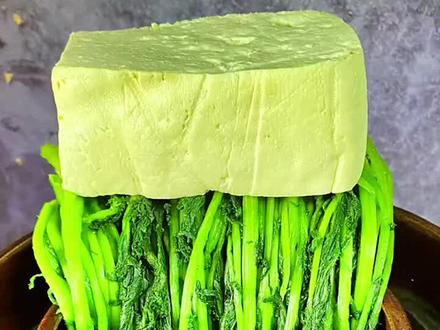 #雪里蕻 #腌菜 雪里蕻你腌过吗?如果腌对了又绿又清脆还不烂,也不长白沫沫,冬天用它来炖豆腐别有一番风味,可好吃了呢👍
你学会了么?喜欢的双击加关注。