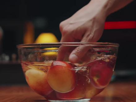 给你们总结了四种顶级酒吧才能喝的水果风味酒制作方法 酸桃子利口酒材料用量:
1. 水蜜桃带皮切块 300g
2. 柠檬酸 15g
3. 白砂糖 15g
4. 伏特加 300ml
5. 桃子利口酒 50ml(增味,可选)
6. 干玫瑰花 2g
7. 单糖浆 15ml
酸芒果茉莉茶酒材料用量:
- 新鲜青芒果切片 300g
- 白砂糖 100g
- 柠檬酸 12g
- 茉莉花茶 3g
- 茉莉花干 2g
- 金酒 400ml
西柚龙井茶朗姆材料用量:
- 西柚两颗,刨皮+果肉
- 白砂糖 100g
- 龙井绿茶 10g
- 朗姆酒 400ml
- 椰子油 100ml
桃子乌龙茶金酒材料用量:
- 新鲜桃子切片 200~300g
- 海盐 5g
- 粗制砂糖 100g
- 乌龙茶叶 8g
- 金酒 300~400ml
#调酒 #鸡尾酒 #鸡尾酒教学 #果酒 #茶酒