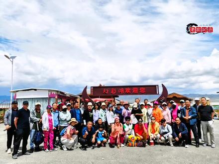 幻彩湖位于伊吾县盐池镇政府以北2公里处,是一个不要门票的旅游景点哟,虽说不要门票,但是也按景区的标准设置的栈道、观赏亭等,整个景区不大,如果只观湖的话,大约两个来小时足够了,这里也可以骑马等, 据说幻彩湖的神奇之处,在于它会随着天气的变化而呈现出不同的色彩。在晴朗的日子里,湖面通常呈现出碧蓝的颜色,与蓝天相映成趣;而在日落时分,晚霞映照下,湖面则会呈现出绿里透红的色彩;当要起风时,湖面会变成粉红色;要下雨时,湖面又会呈紫色。当地牧民常根据湖面的颜色变化来判断天气,因此也称其为“天气预报”湖。 我们赶上的是个阴天,不过在湖边上看,湖水的颜色还是呈粉色。这个景点相对小众一些,如果是路过的话,这里值得看一看。
2025.6.25日克拉玛依自由行户外运动俱乐部走进伊吾县炫彩湖。#玩出你的热爱 #身体和灵魂总有一个在路上 #多彩世界我们一起去探寻