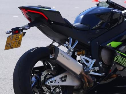 张雪820RR试驾体验 张雪820RR是我骑过的唯一国产仿赛。实话,加上这辆车那一刻真的还是挺自豪的,对于我这样的摩托车爱好者能看到咱们自主研发的摩托车在世界舞台上击败雅马哈、杜卡迪这种神车真的还是自豪的,不亚于咱们中国队拿世界杯的心情,今天有试驾机会,第一时间跑去感受这辆国产的性能猛兽。真实的体验感,虽然张雪把价格打的门槛很低,但希望朋友们能怀着敬畏之心去骑着辆摩托车,因为真的很顶。不要为了一时的肾上腺素快感管不住右手,实话我就经常这样,所以玩巡航了😂,骑帅不骑快!安全第一。另外为了试驾WSBK冠军车我请出了很久没戴的辛普森不法之徒,还是很帅的吧😎#张雪机车 #张雪820rr #仿赛 #机车穿搭 #老车饲养员