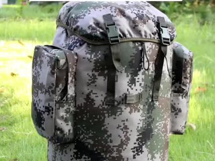 你永远都不知道兵哥哥背包里装的是什么!#兵哥哥兵哥哥 #装备党 #军用物质 #迷彩背包 #部队生活