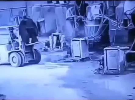 叉车违章载人坠落碾压身亡#叉车案例警示
