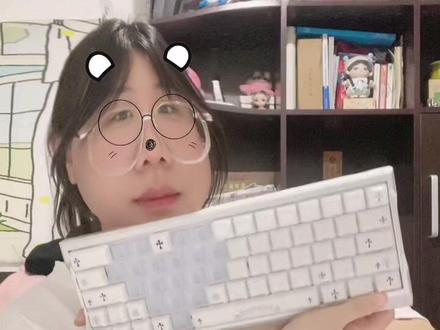 谨以此视频 记录我送给男朋友改装ev63的全过程
这是在我上学生病请假打完针晚上录的 他之前特别想配一套电脑 也一直想要一个键盘 他说他的压岁钱并没有多少 也买不了特别好的 一开始他想给自己买的是小蜜蜂 在去年就一直想要 看了很多也看了很久 一直特别喜欢 我说 那我给你买 他说不要 那我就偷偷在你生日的时候送给你 你只知道我要送给你键盘 但是不知道是哪款 我也不会告诉你 而且还有你喜欢很久的v3pro 他们都在你生日礼物里 都是其中的几样 你一直很好奇 我也不让你问 这段时间 你看我手机的时候我都提心吊胆的 生怕被你发现了 我也不懂电脑我也不懂键盘这些东西 我也不知道怎么改 也不会 本来想满改 可是我怕弄坏了 我笨我也不敢弄 就为你改了键帽 也不知道什么键帽好 我给你买了果冻2.0 我查了很久 我也不懂 我唯一接触游戏和电脑就是因为你喜欢打瓦 我才和这些东西有接触 我了解了很多 他们说ev63很好用 很多主播都在用 我给你买了最好的 我希望我的宝宝以后打游戏时 用到这键盘就会想起我 他会陪伴你明年到你上大学 一直用着他 告诉hanghang 我的宝宝已经不用等他的10w+了 因为我已经给你买了ev63啦 生日快乐哦宝宝🥰#ev63 #键盘 #礼物 @末续篇