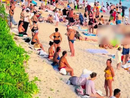 海南封关首日三亚大东海挤满俄游客
海滩广播安全提示语为中俄双语
网友表示:感觉自己才是外国人#新闻 #资讯