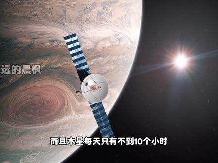 木星有多大?木星如何守护地球?木星为何不能成为恒星? 木星到底有多大?这颗太阳系最大的行星质量是地球的318倍,比太阳系其他所有行星的质量总和还要大两倍多!
木星拥有太阳系行星中最强的磁场,其磁矩是地球的约2万倍,在云顶的磁场强度约为地球的20倍。木星的自转速度是太阳系最快的,一天只有9小时56分钟,赤道区域因为快速自转被甩成扁球体,直径相差1万公里!
木星表面的大红斑风暴已经持续了至少350年,这个史诗级的反气旋风暴曾经大到能装下两三个地球,虽然近百年来持续缩小,但直径依然约1万4千公里,比地球还要大!风速高达每小时600多公里,是地球上最强飓风的两倍。
木星核心温度高达2万摄氏度,比太阳表面还要热,但为什么它不能成为恒星?因为木星质量只有太阳的千分之一,虽然核心温度很高,但中心压力远远不够。要点燃氢的核聚变,木星的质量至少要达到现在的80倍!
木星有95颗已确认的卫星,其中伽利略卫星最著名:盖尼米德是太阳系最大的卫星比水星还大,伊奥是太阳系火山活动最活跃的天体,欧罗巴冰层下可能有液态水海洋甚至存在生命,卡利斯托表面布满陨石坑。欧洲航天局的Juice探测器已于2023年4月发射,将深入研究木星冰卫星寻找地外生命证据。
木星如何守护地球?它的引力扰动小行星带,偏转彗星轨道,虽然也可能把威胁甩向内太阳系,但总体上让地球免遭了无数次撞击。6500万年前灭绝恐龙的小行星可能就与木星引力扰动有关。如果没有木星,地球遭受小行星撞击的次数可能增加几百倍!
本期视频深度解析:木星质量、磁场、自转速度、大红斑、95颗卫星系统、核心温度、液态金属氢、引力势能、小行星带形成、木星守护地球机制、Juice探测器任务,以及木星为何不能成为恒星的科学原理!
