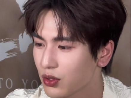 羡慕的眼泪从嘴角流了下来。。。#张凌赫 #虎鹤妖师录 #扫楼