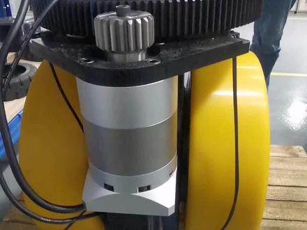 AGV小车卧式双舵轮差速原理和自适应地面原理。#agv小车#AGV专用舵轮#agv轮子#AGV#agv双舵轮agv单舵轮