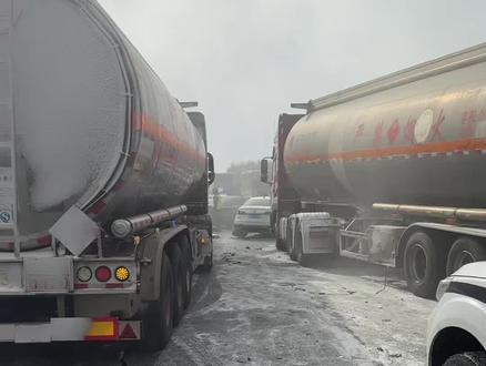 前方两公里发生车祸,京哈高速电厂蒸汽能见度看不着导致,(我没事啊)#高速