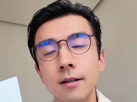 驾驭「高能量」的感受——来自谷爱凌的日记 需要注意的是,
因为目前网上流传的中文翻译,
对原文的戏剧化改编实在过多,
所以我用心逐句翻译成了中文全文,
尽可能贴近每一句话的本意。
以下就是贴近原意的逐句翻译,
目的是让大家尽可能感受到,
真实的精神世界。
---
《论拥有》
长久以来,
我一直深信一种高饱和度的人生。
那是基于“绝对价值强度”理念下的生活方式。
站在我目前人生的视角,
在我们前往山巅的路上,
请允许我对这一框架作出更新和分享。
我之所以会选择紧张的生活 ,
而不是选择无所事事的生活,
是基于一个原则——
「一切可能的体验,本身即是生命」。
它们是生命最未经稀释的状态,
无论事后我们认为它们是正面或负面的。
我的意思,并不是鼓吹痛苦。
我的意思,是放弃那种被「趋乐避苦」简单定义的生活。
我真正渴望的,
是生命本身的鲜活和充盈:
狂喜、绝望、希望、恐惧、怀疑、胜利。
现在我意识到,我真正想表达的,
并不是对于强度的追求——
尽管我所追求的生命力,
很容易被误解成另一种享乐主义。
但其实我追求的是:「完整地拥有」。
我拒绝的不是休息,
我拒绝的是漫无目的。
我排斥的不是静止,
我排斥的是灵魂的停滞。
我渴望「真正的拥有」,
如果我不拥有我的失败,
不拥有那些心碎的时刻,
不拥有毁灭时的清醒。
那我就没有权利拥有我的胜利。
如果我要受苦,
那么我会心甘情愿这么做,
因为我清楚地知道,
这是我自己的人生——
我要体验它呈现的每个维度。
而当我寻求快乐时,
我也会带着觉知和尊重去享受,
对得起生命的每一刻。
所以是的,
我可以慢下来,
我只是选择不。
如果有一天我选择了放慢脚步,
那会是基于我自己的定义。
#谷爱凌 #高能量 #主体性