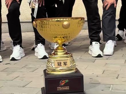 今年最大的兴奋,张雪机车和保定五超夺冠!唤醒我尘封多年的热爱 #真实生活分享计划 #保定五超球队 #保定球迷🈶多热情 #球迷集结 @保定市北市区宏翔摩托车销售中心 @大鹏 @清真真顺斋 #这一天又没白活