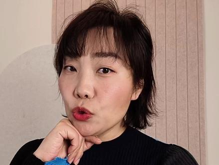 都说新人得熬?看张呈怎么用四年“作弊”封顶《喜人2》:
1. 能力平移术:别傻补短板!他把中戏学的表演“翻译”成喜剧包袱,这叫降维打击。你的老本行,就是现成的高维武器。
2. 任务变作品:别再交作业!把每个任务当代表作雕。会议纪要?做成带行动清单的《决策备忘录》。你的晋升路,是作品“砸”出来的。
3. 准备当护甲:别怕大佬!比的不是谁老,是谁准备足。开会前预判所有问题,你就是行走的“解决方案库”。
他还有两隐藏Buff:清晰的时间地图(四年考学+四年夺冠)和刀刃上的努力(劲往三招上使)。
记住:别在资历的坑里傻等,要在能力的山上自建王座。
#文化裂变 #每日分享 #日常分享 #看过来 #喜人