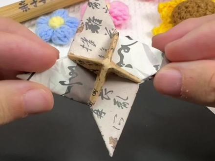 小时候被老师没收的飞镖陀螺,你还记得怎么折吗?转速很快,小朋友能玩一整天#手工折纸教程 #儿童手工 #亲子手工折纸 #折纸陀螺 #简单折纸