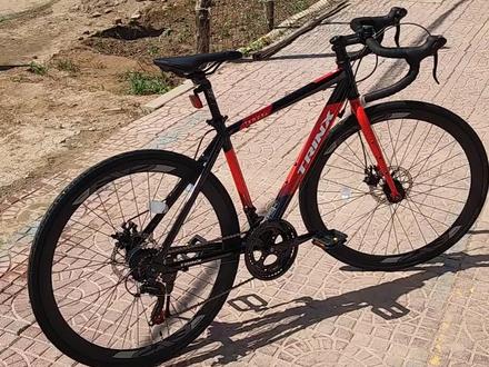 700C千里达乐驰2.1弯把公路车走一台,铝合金46㎝车架,前后碟刹,前后快拆,三套轴全轴承,全套禧玛诺手变14速。#千里达 #公路车