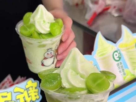 蜜雪冰城又一伟大的新品青提雪葩! #蜜雪冰城 #青提冰淇淋