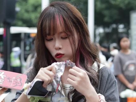 味芝元鱼尾竟然一口就被吃掉了!真不怕辣吗?