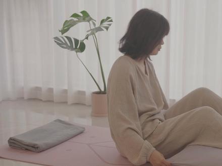 15min安全感冥想|疗愈内心,消除恐惧焦虑,化解不安紧张 在今天这个本应与平安有关的夜晚,愿你也能与自己温暖地相处。
如果此刻你是一个人,希望这个小小的练习,能像一件无形的礼物,陪你度过一个柔软而安宁的夜晚。
祝你平安夜,心里也平安~🍎
#自我疗愈 #冥想 #正念 #安全感 #爱自己