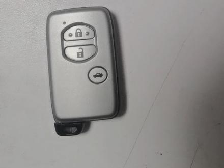 老款丰田皇冠普拉多霸道汽车钥匙电池更换方法视频教程 2010款11年酷路泽智能遥控器电子型号怎么换如何更换