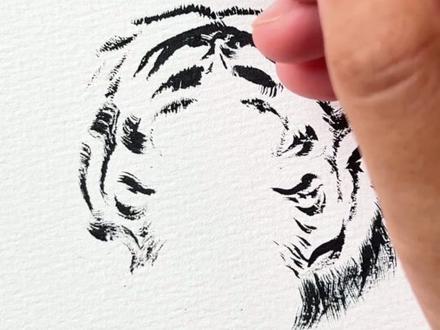 白纸上画白虎绘画教程! 怎么画白色的老虎?水彩绘画教程来啦!枯笔技巧蹭蹭就搞定了!一头威猛霸气的白虎!一学就会!白色老虎其实是基因突变,隐形失败的孟加拉虎!全世界白虎是一家!
冷知识暴击:
1. 全是亲戚!现存几百只白虎,祖先全是1951年印度抓的那只“美白虎哥”莫汉,堪称虎界“全村希望”。
2. 野外灭绝边缘:这身“反季节穿搭”在丛林里等于自带聚光灯,小虎崽存活率极低,纯野生白虎已几十年未见。
3. 蓝眼睛是“赠品”:白虎的冰蓝色眼睛,其实是“美白基因”附带的意外惊喜(普通老虎是琥珀色)。
总结:白色老虎,美则美矣,实乃基因开的“时尚玩笑”,野外生存的“困难模式”选手! #跟着抖音学画画 #画画 #老虎#gaf上海插画艺术节 #抖音插画大赛