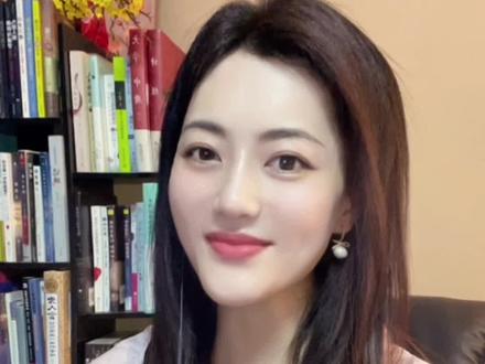 君问归期未有期,
巴山夜雨涨秋池。
何当共剪西窗烛,
却话巴山夜雨时。
短短的四句,堪称最为简短而又全面的情书💌#李商隐 #李商隐夜雨寄北 #诗词 #何为相思 #情书