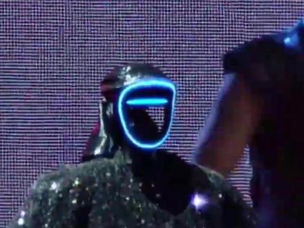 朋友们,外网刷疯了!连马斯克都忍不住疯狂点赞,宇树机器人居然在给王力宏伴舞火力全开?!不仅仅是模仿动作,现在还能精准卡点 ,跳出节奏和律动,混在伴舞里毫无违和感,最后还来了一个韦伯斯特空翻。
#机器人 #宇树机器人 #王力宏演唱会 #AI #人工智能