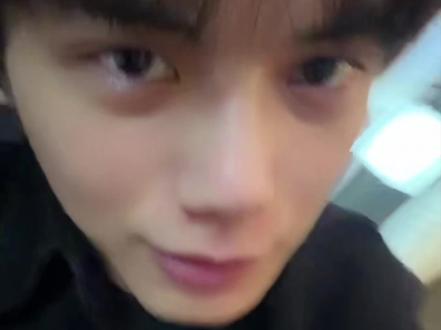 长官直言冻腰以后肯定养得起就是太能吃了😂 #白泽三角洲行动 #白泽创作者激励活动 #白泽 #冻腰冻拐三角洲行动 @白泽(三角洲行动)