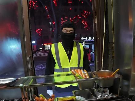 今天来了一个狠人,蒙面大侠,框框的干了我7把,两碗烤冷面安排上#我的摆摊日记 #猜拳 #烤冷面