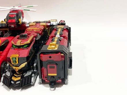 炫卡斗士三款红色变形汽车玩具集合!