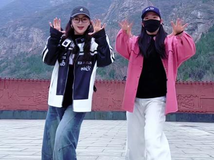 小鸡舞主打一个简单可爱 还有谁没跳~#一学就会系列 #小鸡舞 #抖音热门舞蹈计划 @张嘞个张 🔥🌲