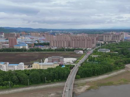 黑龙江有三个省级历史文化名城,依兰县就是其中之一,小兴安岭、张广才岭、完达山在这里聚首,牡丹江、倭肯河、巴兰河在这里汇入松花江。著名歌曲《依兰爱情故事》就发生在依兰,三山聚首、四水交汇的优越地理条件,使依兰自古以来就成为东北边陲的政治、经济、军事、文化中心。
依兰县的历史最早追溯到新石器时代(约6000年前),代表的遗址有倭肯哈达洞穴遗址。但是最有名的还得是五国头城的历史,北宋末年“靖康之难”后,北宋徽、钦二帝被金囚禁于此,“坐井观天”的故事流传甚广,使五国头城这一历史古城名扬海内外,在景区内我们可以看到非常有有名的地窨子,这里也是来依兰必去的景点。
这里还是满清发祥地:元代斡朵里万户府为清太祖努尔哈赤先祖世居地,被誉为“龙兴之地”。在清代,依兰是吉林三边(三姓、宁古塔、珲春)之一。
相比于曾经的辉煌,现在的依兰县在哈市各县中处于中游水准,生态环境确实不错,是离哈市最远的县城。中午我们来到了,依兰四合发饭店就餐,没想到也非常有历史和故事,与古城依兰很相配。#千年古县 #我的航拍日记 #打卡中国最美县城 #边陲小城 #航拍哈尔滨