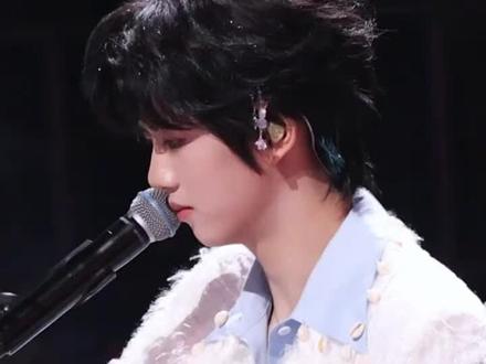 舞台出事全过程 宝宝啊 雨从来没停过💧#张函瑞 #TF家族 #荣耀之战 #张函瑞哭了