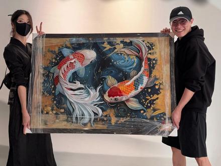 一笔绘就双鲤图,粉丝定制福满途! #壁画师羽哥 #浮雕壁画 #锦鲤 #好运连连 #我就这样开启2026