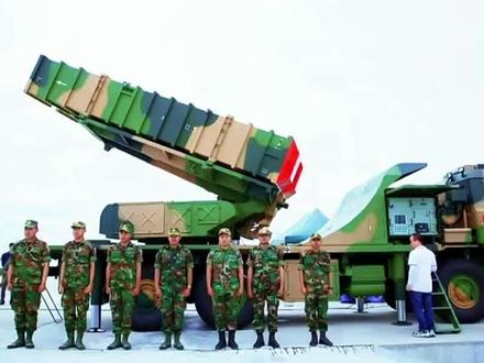 对付泰国F16.柬埔寨将启用防空系统。 柬埔寨从2023年引进了中国研制的KS-1C中程防空导弹系统。公开资料显示,KS-1系列防空导弹其实就是中国红旗-12防空系统的出口版本,最大射程约50-70公里。柬埔寨采购的KS-1C防空系统算是该家族的最新型号,将导轨发射更换为箱式发射模式,简化了保养和发射前的准备流程。红旗-12作为中国最早采用相控阵雷达的陆基中程防空系统,其实并不算成功,解放军实际大量装备的是它的深度改进型号红旗-22,与红旗-9远程防空系统组成高低搭配。西方观察家认为,KS-1C的性能大致相当于美制“霍克”防空系统最新改进型。不过也有说法称,柬埔寨的KS-1C更换了与红旗-9类似的有源相控阵雷达,强化了远程探测能力。因此就整体性能上看,柬埔寨的KS-1C其实也只是中国中程防空系统的二线装备,与泰国F-16A/B的地位同样尴尬。如果双方冲突进一步发展,中美这两种二线装备会不会发生对抗,就成为颇有意思的话题。无论是俄乌冲突还是最近的以伊冲突都证明了,想要充分发挥防空系统的能力,系统化的防空体系建设必不可少。在这方面,柬埔寨似乎完成得还不错,今年5月底柬埔寨刚宣布完成“天网”防空体系的部署,实现了KS-1C中程防空系统与该国的防空雷达和指挥体系的整合。#柬泰冲突