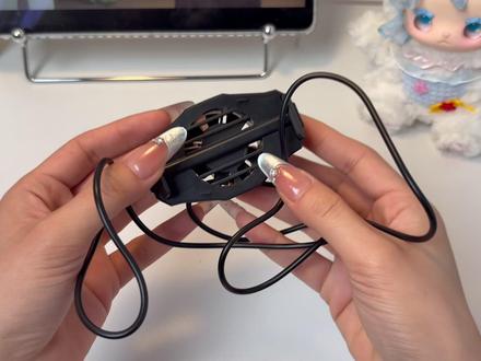 别买垃圾散热器了α...... 没想到苹果手机夏天发热这么严重!广东都还没到最热的时候呢就已经掉帧卡顿成这样了,不买散热器是真不行了。之前在拼夕夕随便买的一个便宜散热器结果一点用都没有,还不如我的小风扇呢,但是在广东小风扇也压不住呀,索性就一次性入手了3款不同价位的散热器回来体验一下,看看那个散热器更好用性价比更高。这三款里面就价格而言的话,铁兔这款性价比是比较高的,更适合平时爱打游戏的游戏党入手
#手机配件 #散热器 #散热器推荐 #数码科技 #铁兔冰刃散热器