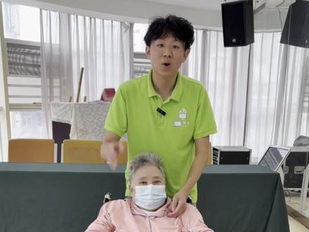 老人坐在轮椅上下滑了怎么办?#轮椅 #扶老人