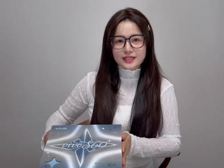 vivoS60礼盒开箱|星星海美得太超前了! ‼️礼盒设计得也太惊喜了!
AR玩法直接可以小田“见面”,挂件录制专属语音包,把小田星光语录随身带~也太太太宠粉噜
✅手机轻巧➕颜值在线
7.9mm轻薄机身,光线变幻下流转着细腻的星闪光泽,仿佛把星海把握在了掌心高级感直接拉满。
📷
解锁多种拍照玩法,出片轻松拿捏~
#vivoS60 #vivoS60星星海 #vivoS60原生感4K实况 #vivoS60我喜欢我 #我们去看星星海