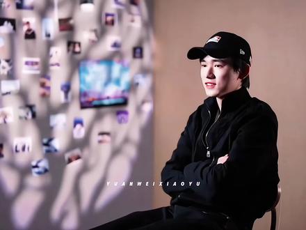 #轩源#源轩 看了纪录片 还有一点让我很有感受 张真源匿名问问题的时候 其他几个兄弟猜没猜出来是他 他都很无所谓 但是到了小宋这 小宋从一开始就猜他是耀文 张真源嘴上一边说要开始模仿耀文了 一边又从文字上想透露出是自己 一直就想让宋猜到那个人是他 不是别人 盆爱你们之间的感情真的很不一样。。🥺