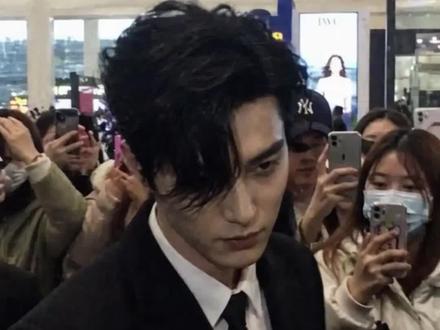 EXO原本的总队长,被公司彻底抹去了 他叫王龙,艺名KING。李秀满亲自挖来的人,手把手带过边伯贤、金俊勉。出道前夕耳疾失聪,SM雪藏了他的一切……如今发胖、抑郁,曾是初代王,现无人知。😭#KING #曾经的王