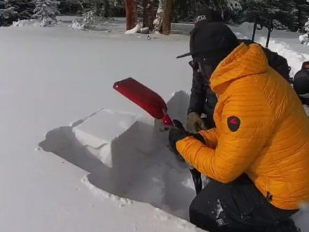 雪崩风险和雪的稳定性压缩测试,视频中的积雪是非常危险的#滑雪 #野雪 #滑雪教学