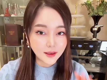 日本人真实选择!啤酒榜单揭晓‼
从第10名开始倒数,揭秘日本人真正在买的日常啤酒,每一款都是💰包投出的真实选择
第10名:Kirin のどごし〈生〉
细腻泡沫+轻盈麦香,每个家庭冰箱里的常客,没有仪式感,却是真实的幸福
第9名:Kirin 淡麗グリーンラベル
低卡低糖带着微草香,年轻上班族的夏日冰罐,阳光下喝一口就会笑出来
第8名:Kirin 淡麗プラチナダブル
0糖0嘌呤的无罪恶感,健康族的安心夜晚选择,不是放纵,是犒赏
第7名:Asahi Clear Asahi
清爽如其名,少一点苦,多一点顺滑,闷热夏天一口气干完的畅快
第6名:Kirin 本麒麟
发泡酒的价格,正统啤酒的满足,实惠但不廉价的人气王
💁♀️健康、平价、顺口才是日本人的日常选择~下期揭晓前五名!哪些啤酒能代表日本灵魂?
#日本啤酒 #销量排行榜 #啤酒测评 #sake貴族 #日本酒直邮