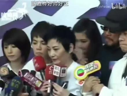 周杰伦雀食🈶拿东西在敲hebe,hebe看了周杰伦一眼(看周杰伦拿的话筒后面的手在敲)#jh 请不要去打扰正主!