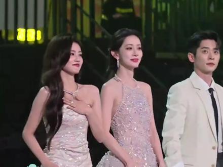 孟子义,同一个地方摔倒两次 #孟子义 #搞笑 #摔跤 #星光大赏 #孟子义星光大赏又摔倒了