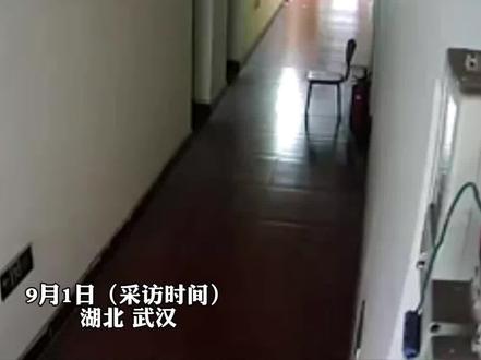 9月1日(采访时间)湖北 武汉,室友电动车电池屋内充电,突然爆炸男生被大面积烧伤,治疗费用约需三百万 #电动车电池 #爆炸 #烧伤 #湖北 #电瓶起火男生关门逃生室友烧伤