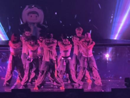 #虞书欣 #演唱会 #生日会 《Para Para Sakura》 女王炸场子!#现场live