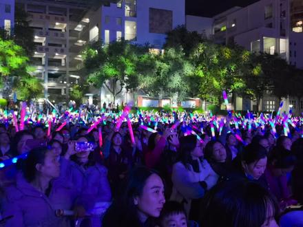 #校园活动 #演出 #2026年元旦倒计时 校园里青春的感染力十足啊,此起彼伏的呐喊声,感谢麦小兜为砺成中学的学子送上:9420